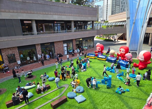 아브뉴프랑 판교점을 찾은 방문객들이 다양한 어린이날 행사를 즐기고 있다. [출처=호반그룹]