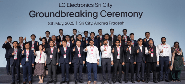 LG전자가 8일(현지시간) 인도 스리시티에서 3번째 현지 가전공장 착공식을 열었다. 맨 아랫줄 왼쪽에서 5번째부터 LG전자 이재성 ES사업본부장(부사장), 류재철 HS사업본부장(사장), 나라 로케시(Nara Lokesh) 州 인적자원개발부 장관 [사진제공=LG전자 ]