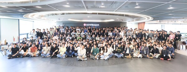 LG AI연구원 임직원들이 단체 기념 촬영을 하고 있다. [출처=LG]