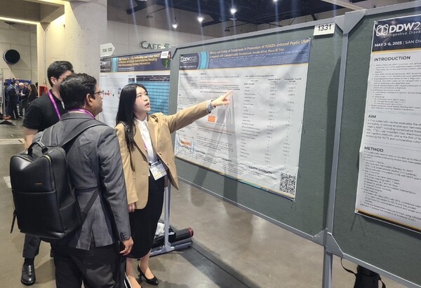 해외 의료진(왼쪽)이 펙수클루(펙수프라잔)의 NSAIDs 유도 소화성궤양 예방 임상연구 결과를 보고 있다. [출처=대웅제약]