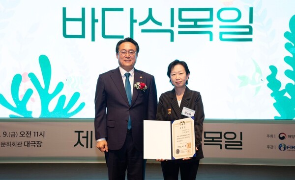 효성티앤씨 유소라 상무가 9일 열린 ‘제13회 바다식목일 기념식’에서 대통령표창을 수상한 뒤 기념사진을 촬영하고 있다. (왼쪽부터)강도형 해양수산부 장관, 유소라 효성티앤씨 상무. [출처=효성티앤씨]