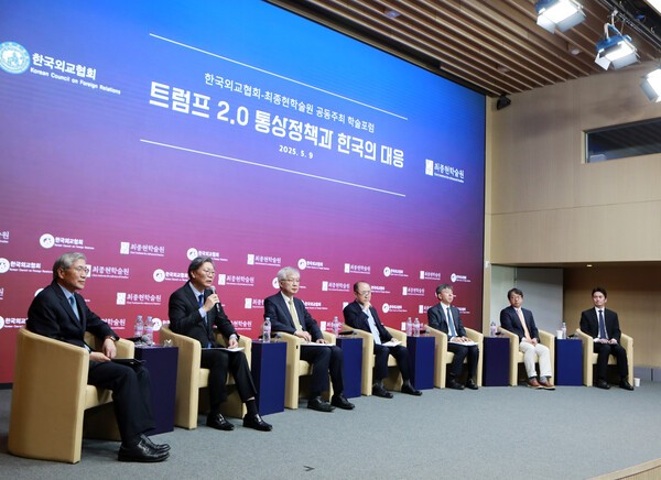 (사진 왼쪽부터) 한동만 전 주필리핀대사, 김창범 한국경제인협회 상근부회장, 이태호 전 외교부 제2차관(現 법무법인 광장 고문), 윤강현 전 주이란대사(現 법무법인 세종 고문), 이재민 서울대 법학전문대학원 교수, 김동조 현대자동차 상무, 양서진 SK하이닉스 부사장이 토론하고 있다. [출처=최종현학술원]