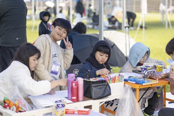 제27회 자연사랑 파란마음 그림축제 참가자들이 그림을 그리고 있다. [출처=삼양그룹]
