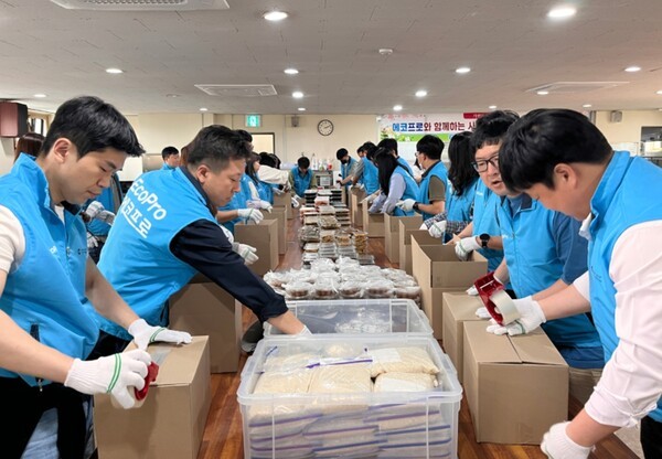 지난달 24일 에코프로 임직원들이 지역 주민들에게 전달할 행복도시락 나눔 행사를 위해 도시락을 포장하고 있는 모습 [출처=에코프로]