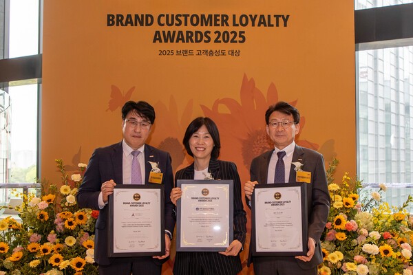 호반그룹이 운영하는 리솜리조트, 아브뉴프랑, 삼성금거래소가 ‘2025 브랜드 고객만족도 대상’에서 각 부문별 1위를 수상했다. (사진 왼쪽부터 박재신 아브뉴프랑 사업부문장, 최은주 삼성금거래소 대표이사, 강신주 호반호텔앤리조트 리조트부문대표)[출처=호반그룹]