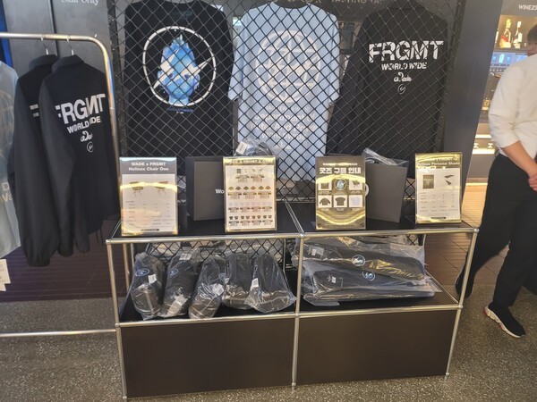 프라그먼트와 웨이드가 협업해 만든 반팔, 외투 굿즈 [출처=신승훈 기자]