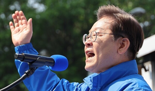 더불어민주당 이재명 대선 후보가 6·3 대통령선거 공식 선거운동 첫날인 12일 서울 광화문 청계광장에서 열린 중앙선대위 출정식 및 첫 유세에서 시민들에게 지지를 호소하고 있다. [출처=연합]