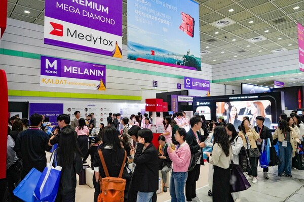 지난 11일 '2025 대한레이저피부모발학회 춘계 학술대회'에 참가한 의료 관계자들이 메디톡스 부스를 관람하고 있다. [출처=메디톡스]
