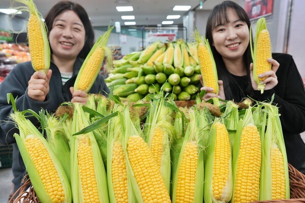 제타플렉스 잠실점 채소 코너에서 초당옥수수를 홍보하는 이동은(왼), 정혜원 MD의 모습. [출처=롯데쇼핑]