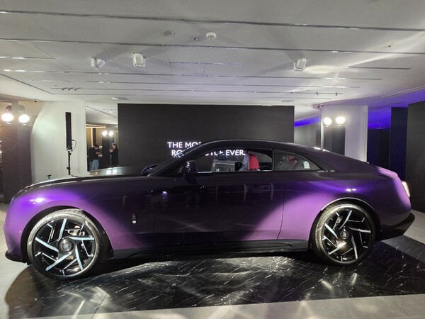 블랙 배지 스펙터 [출처=박성호 기자]