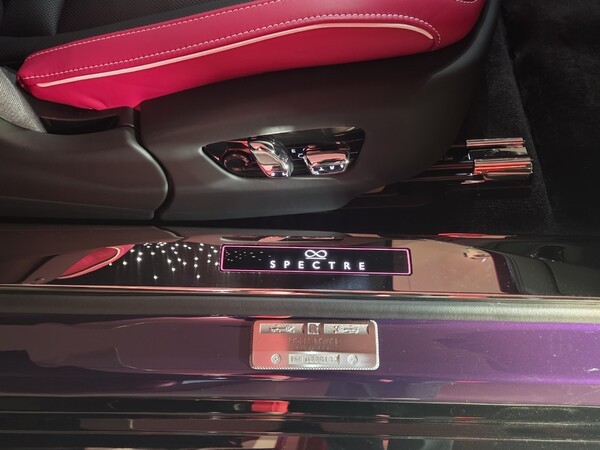 블랙 배지 스펙터 [출처=박성호 기자]