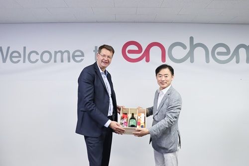 파트리스 베르그리에르(Patrice Vergriete) 덩케르크 시장(사진 왼쪽), 오정강 엔켐 대표이사. [출처=엔켐]