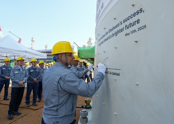 모하메드 알 카타니 아람토 다운스트림 사장이 13일 에쓰오일 샤힌 프로젝트 공사현장에 찾아 서명을 남기고 있다. [출처=에쓰오일]