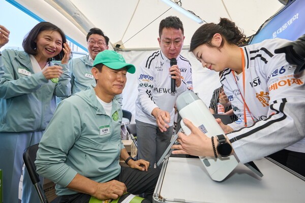 오세훈 서울시장이 대웅제약 디지털 헬스케어 부스 현장을 찾아 AI 실명질환 진단 보조 솔루션 ‘위스키(WISKY)’를 체험하고 있다. [출처=대웅제약]