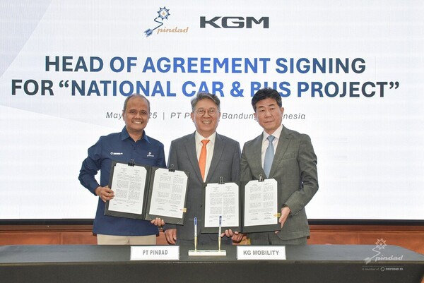 KGM이 인도네시아 핀다드(PT Pindad)사와 렉스턴 KD 공급 물량 및 사업 확대를 위한 HOA를 체결했다. 사진 중앙 KGM 곽재선 회장, 오른쪽 KGM 황기영 대표이사, 왼쪽 핀다드 시깃 산토사(Mr. Sigit P. Santosa) 대표 [출처=KGM]
