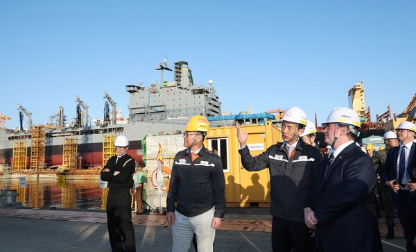 미국 해군성 존 펠런 장관(오른쪽 첫 번째)과 한화그룹 김동관 부회장(오른쪽 두 번째)이 한화오션 거제사업장에서 ‘유콘’함 정비 현장을 둘러보고 있다. [출처=한화오션 ]