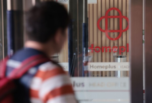 '홈플러스 사태'를 수사 중인 검찰이 홈플러스 본사에 대한 압수수색을 진행 중인 28일 서울 강서구 홈플러스 본사. [출처=연합뉴스]