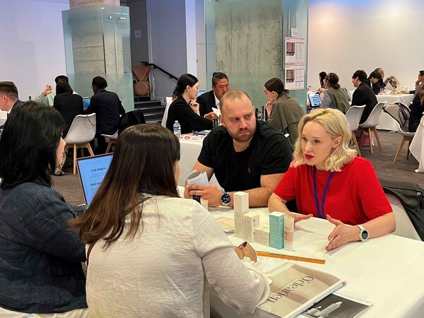 KOTRA와 롯데는 지난 4월 30일부터 5월 13일까지 프랑스 파리에서 ‘대한민국 브랜드 엑스포 in 유럽’을 개최했다. B2B 상담회 현장의 모습. [출처=코트라]