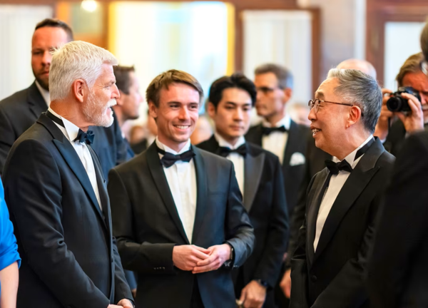 페트르 파벨 체코 대통령(왼쪽)과 박지원 두산에너빌리티 회장(오른쪽)이 12일(현지시간) 열린 개막공연 리셉션에서 만남을 가졌다. [출처=두산에너빌리티 ]