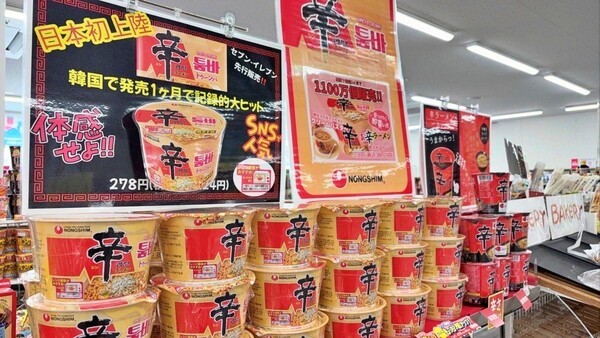 일본의 한 마트에 ‘신라면 툼바’가 진열돼있다. [출처=농심]