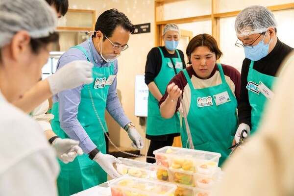 배달의민족과 배민프렌즈, 배라모, 수원시자원봉사센터 등 관계자 50여 명은 지난 13일 경기 수원시 소재 배민아카데미 경기센터에서 도시락을 제작해 지역아동센터에 전달하는 봉사활동을 펼쳤다. [출처=우아한형제들]