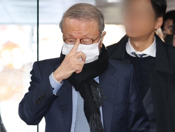 홍원식 전 남양유업 회장이 지난해 11월 특정경제범죄 가중처벌법상 배임 등 혐의로 영장실질심사를 받기 위해 서울 서초구 서울중앙지법에 출석하고 있다. [출처=연합뉴스]