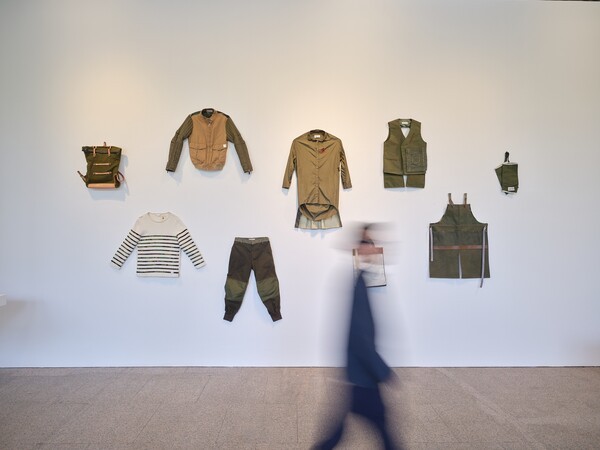 코오롱FnC가 전개하는 업사이클링 패션 브랜드 래코드가 산업 폐소재의 순환 가능성과 재해석을 주제로 한 전시 ‘리콜렉티브: 머터리얼스(RE; COLLECTIVE: MATERIALS)’를 선보인다. [출처=코오롱FnC]