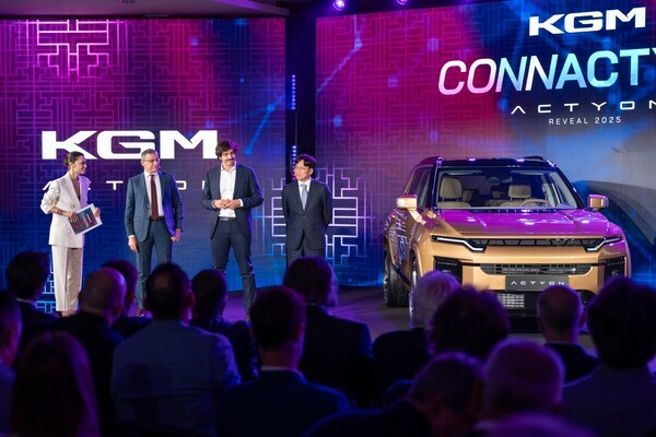 KGM이 이탈리아 시장에 액티언과 함께 KGM 브랜드를 론칭하며 수출 물량 확대에 나섰다.(사진 오른쪽부터 KGM 이병길 유럽중남미 사업부장(상무), 오토토리노사 마티아 바니니(Mattia Vanini) 부사장(Vice President), KGM Italy 대리점 루카 론코니(Luca Ronconi) 대표) [출처=KGM]