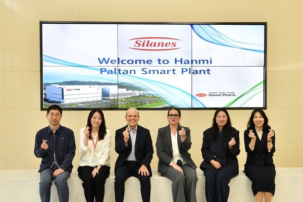 지난 7일 한미약품 팔탄 스마트플랜트를 방문한 한미약품 파트너사 실라네스(Laboratorios Silanes) BD팀이 견학을 마친 후 한미약품 관계자들과 함께 기념촬영을 하고 있다. [출처=한미약품]