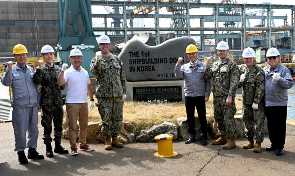 HJ중공업 유상철 대표이사가 부산 영도조선소를 찾은 닐 코프로스키 주한미해군사령관(준장)을 만나 MRO 사업 등과 관련한 상호 협력 방안을 논의했다. (왼쪽부터 네 번째) 닐 코프로스키 주한미해군사령관, (다섯 번째) 유상철 HJ중공업 대표이사 [출처=HJ중공업]