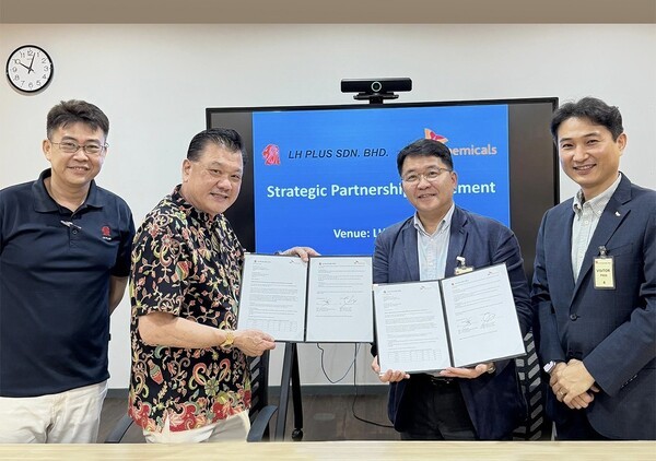 말레이시아 소재 LH플러스 본사에서 열린 협약식에서 김응수 SK케미칼 그린소재사업본부장(사진 좌측 세 번째), 캘럼 챈(Callum Chen, 좌측 두 번째) LH플러스 대표이사가 협약서 서명 후 기념 촬영을 하고 있다. [출처= SK케미칼]