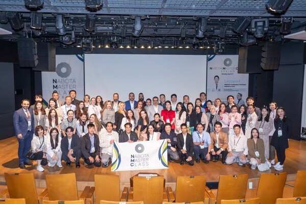 딥 나보타 마스터 클래스에 참가한 글로벌 의료진과 관계자들이 기념 사진을 촬영하고 있다. [출처=대웅제약]