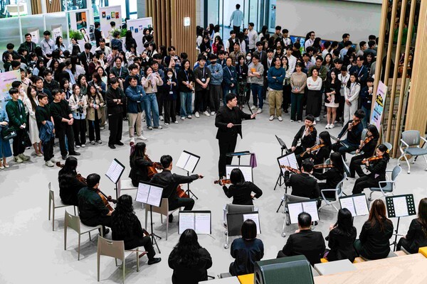2025 동호회 페스티벌에서 사내 오케스트라 동호회가 공연을 선보이고 있다. [출처=삼성바이오로직스]