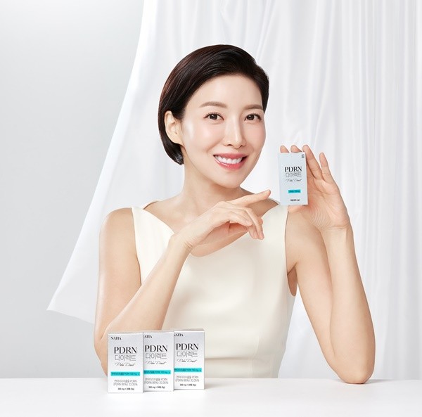 배우 윤세아가 HLB제약의 건기식 브랜드 전속 모델로 선정된 가운데 신제품 ‘나티아 PDRN 다이렉트’를 들고 포즈를 취하고 있다. [출처=HLB제약]