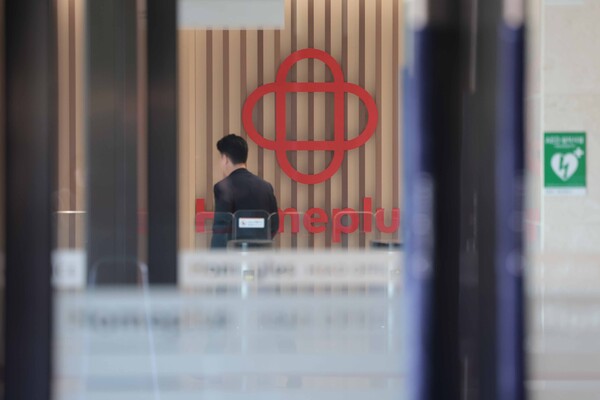 '홈플러스 사태'를 수사 중인 검찰이 홈플러스 본사에 대한 압수수색을 진행 중인 지난달 28일 서울 강서구 홈플러스 본사 모습. [출처=연합뉴스]