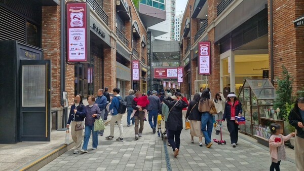 아브뉴프랑 판교를 찾은 고객들이 대형 미디어 전광판이 설치된 아브뉴프랑 판교 메인 거리를 지나가고 있다. [출처=EBN]