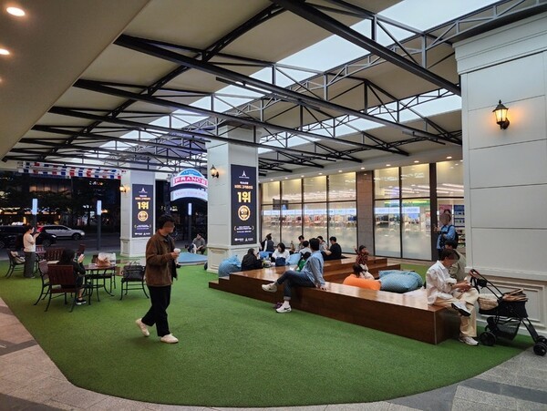 아브뉴프랑 판교를 찾은 고객들이 ‘그린 라운지’에서 휴식을 취하고 있다. [출처=EBN]