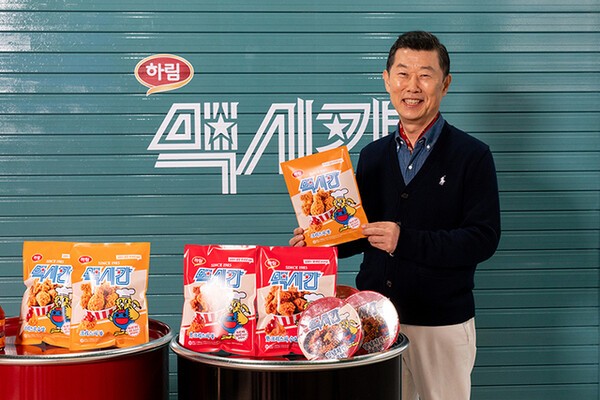 15일 서울 성동구 ‘장하다 하림 맥시칸 팝업스토어’에서 김홍국 하림그룹 회장이 신제품을 소개하는 모습. [출처=하림]