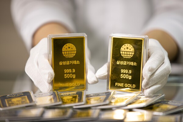 국내외 금 가격이 사상 최고치 경신 후 최근 하락세를 보이고 있지만, 불확실한 경제 상황에 리스크 헷지 투자 수요가 이어지면서 올해 금 가격의 강세 흐름이 이어질 것이라는 전망이 이어지고 있다. [출처= 삼성금거래소]