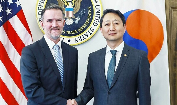 안덕근 산업통상자원부 장관이 지난달 24일(현지시간) 미국 워싱턴DC 무역대표부(USTR) 회의실에서 제이미슨 그리어 미국 무역대표부 대표와 악수하며 기념 촬영하고 있다. [출처=산업통상자원부]