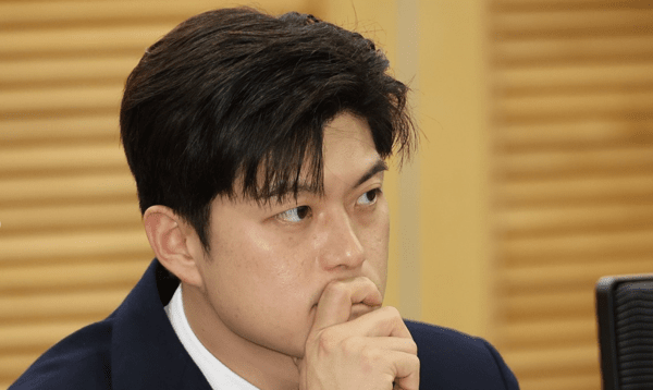 윤석열 전 대통령의 탈당을 권고한 국민의힘 김용태 비상대책위원장이 16일 서울 여의도 국회 의원회관에서 열린 'e스포츠 지역리그의 성공적 정착 및 발전을 위한 토론회'에서 참석자들의 발언을 듣고 있다. [출처=연합]