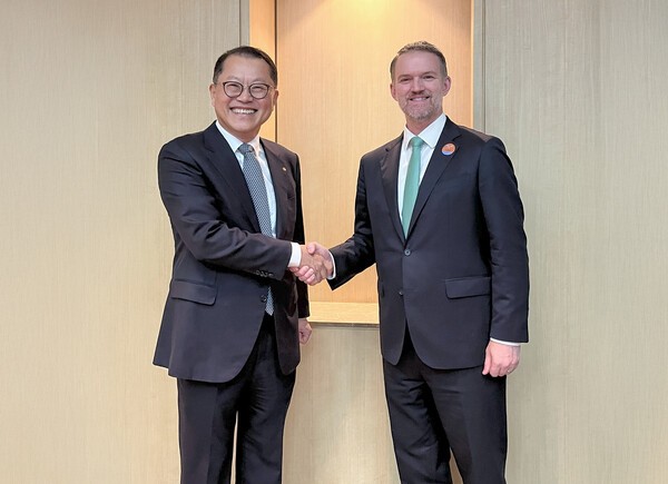 김희철 한화오션 대표(왼쪽)이 16일  제이미슨 그리어 USTR 대표와 만나 조선산업 협력방안에 대해 논의했다.[출처=한화오션 ]