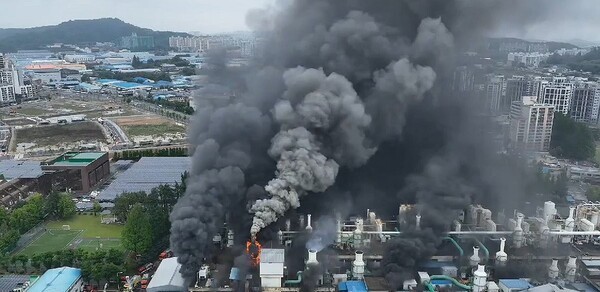 17일 오전 광주 광산구 소촌동 금호타이어 공장에서 불이 나 검은 연기가 솟아오르고 있다. [출처= 광주소방본부]