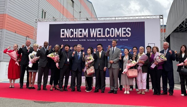 정홍구 엔켐 사장(사진 왼쪽에서 여섯번째), 김창준 전 미국 연방하원 의원(왼쪽에서 여덟번째)을 비롯한 전직 미 연방하원의원들이 기념 사진 촬영에 임하고 있다. [출처=권영석 기자]