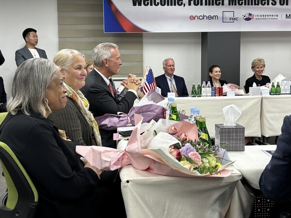 브렌다 로렌스(사진 맨 왼쪽)와 존 사베인스(왼쪽에서 세번째)가 엔켐 사무동 내 강당에서 브리핑을 듣고 있다. [출처=권영석 기자]