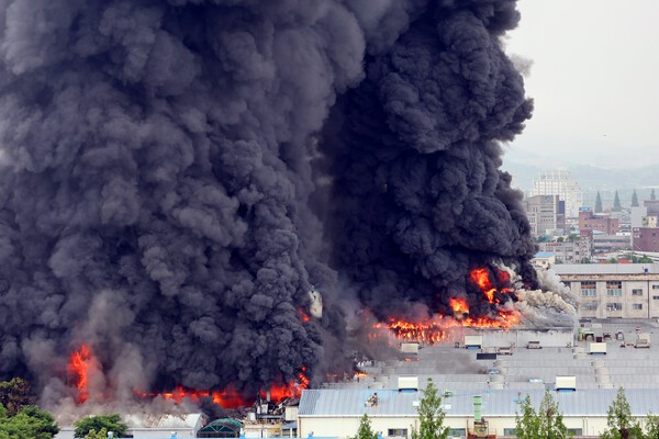 17일 오전 광주 광산구 송정동 금호타이어 광주공장에서 불이 나 검은 연기가 치솟고 있다.[출처= 연합]