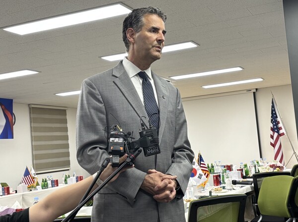 존 사베인스 전 미국 연방 하원의원이 엔켐 본사 내 강당에서 인터뷰를 진행하고 있다. [출처=권영석 기자]