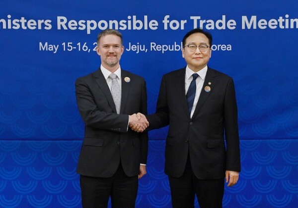 정인교 산업통상자원부 통상교섭본부장(오른쪽)이 15일 제주 서귀포 제주국제컨벤션센터에서 열린 '2025 APEC 통상장관회의'에 참석한 제이미슨 그리어 미국 무역대표부(USTR) 대표와 기념 촬영을 하고 있다.[출처=산업부]