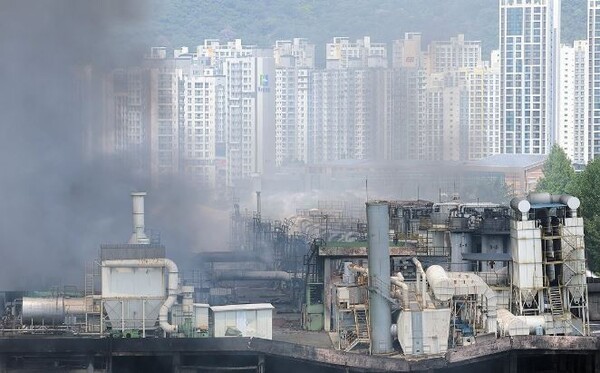 금호타이어 광주공장 화재 발생 이틀째인 18일 광주 광산구 소촌동 일대 도심이 검은 연기로 뒤덮이고 있다. [출처=연합]