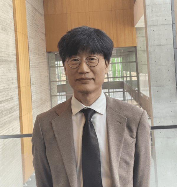 이해진 네이버 창업자가 지난 3월 26일 경기도 성남시 분당구에 위치한 네이버 그린팩토리에서 열린 제26기 정기 주주총회를 마치고 기자들과 만나 질의응답하고 있다. [출처=EBN]   